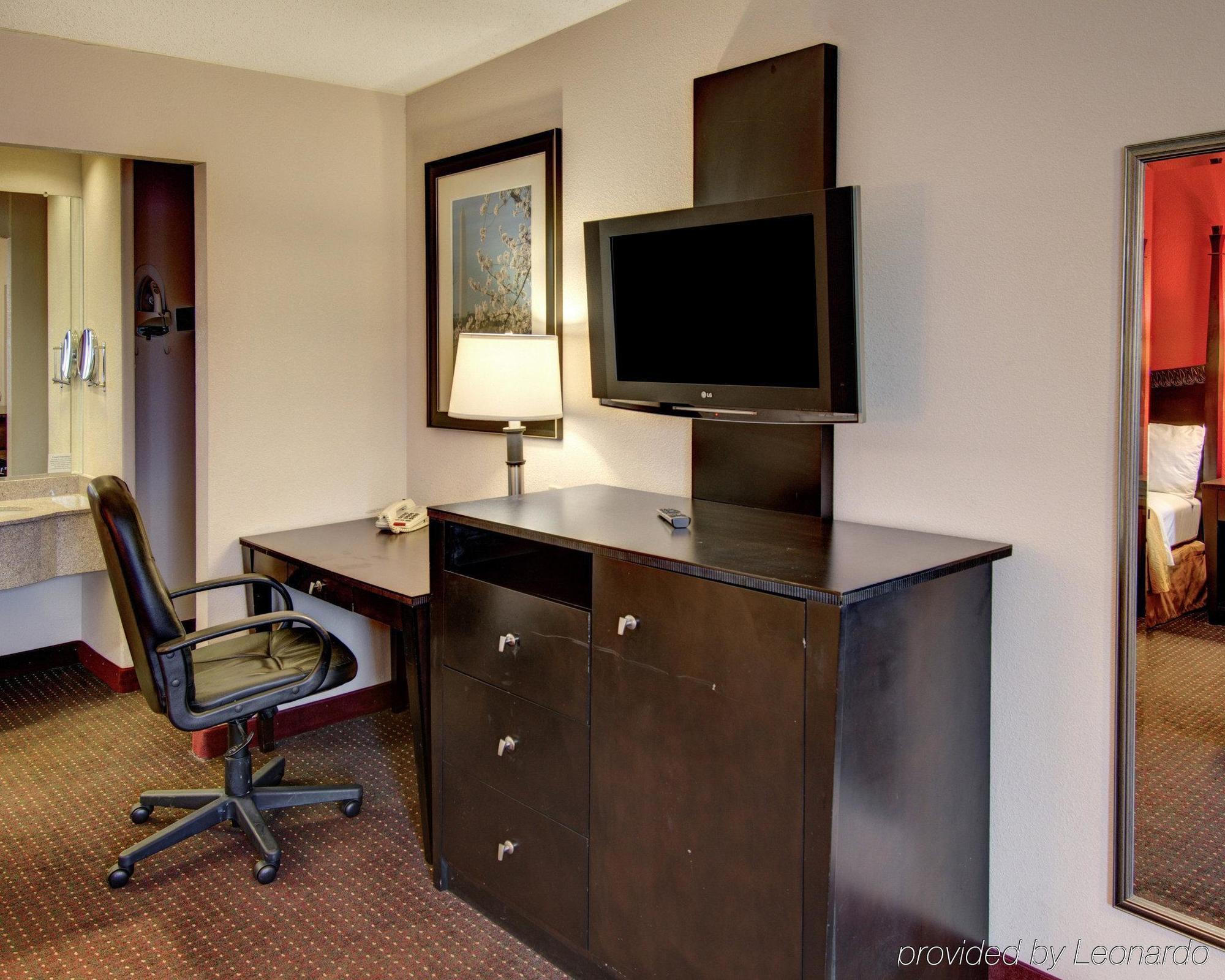 Quality Inn & Suites College Park Exteriör bild